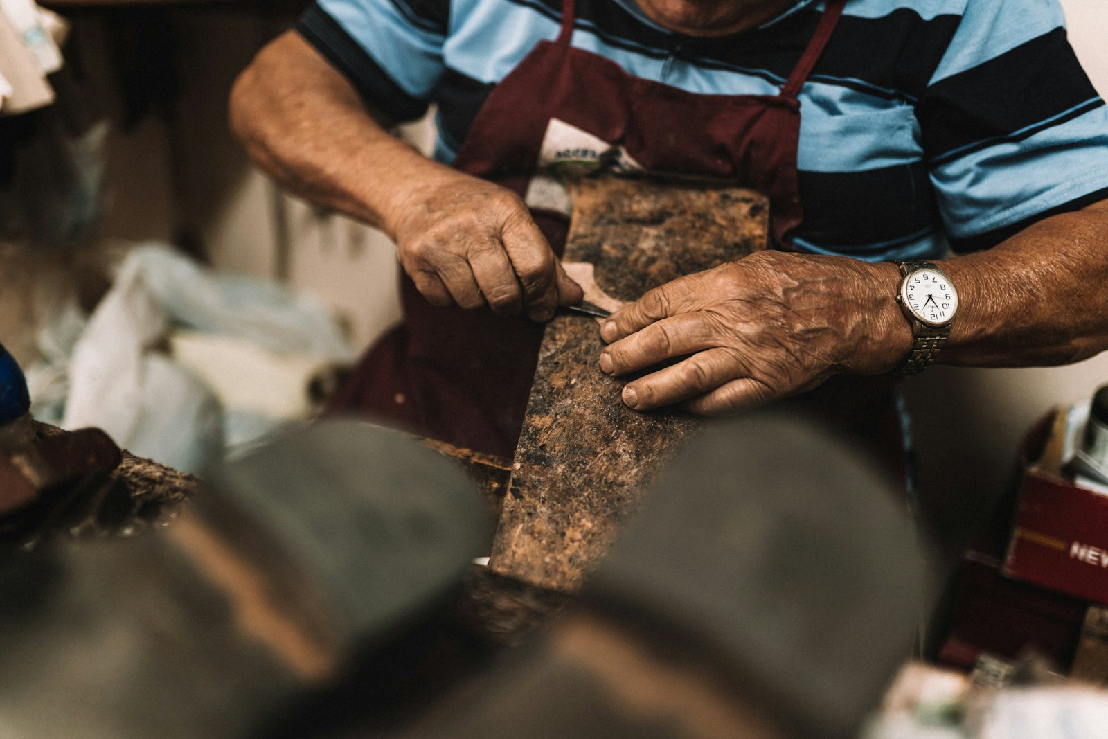 Le mani di un artigiano al lavoro su un pezzo grezzo